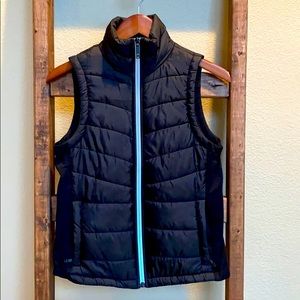 Black slim fit women’s puffer vest XS. Packable
